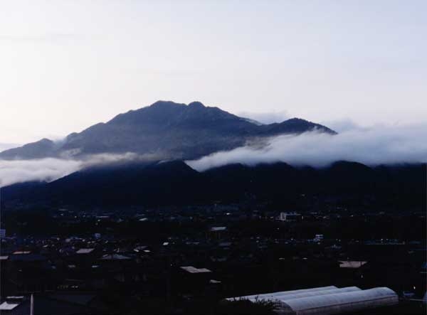 2011-212前沢憲_鼎上山.jpg